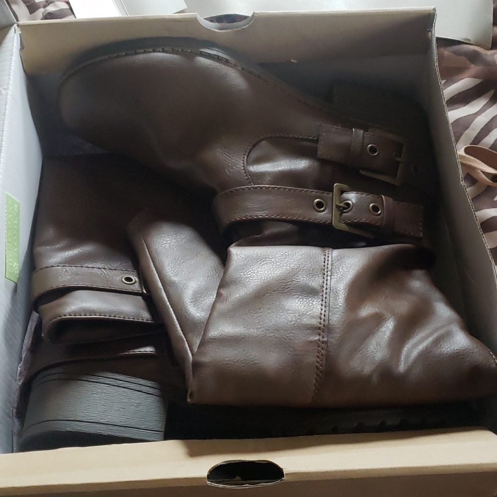Boots - Picture 4 of 5